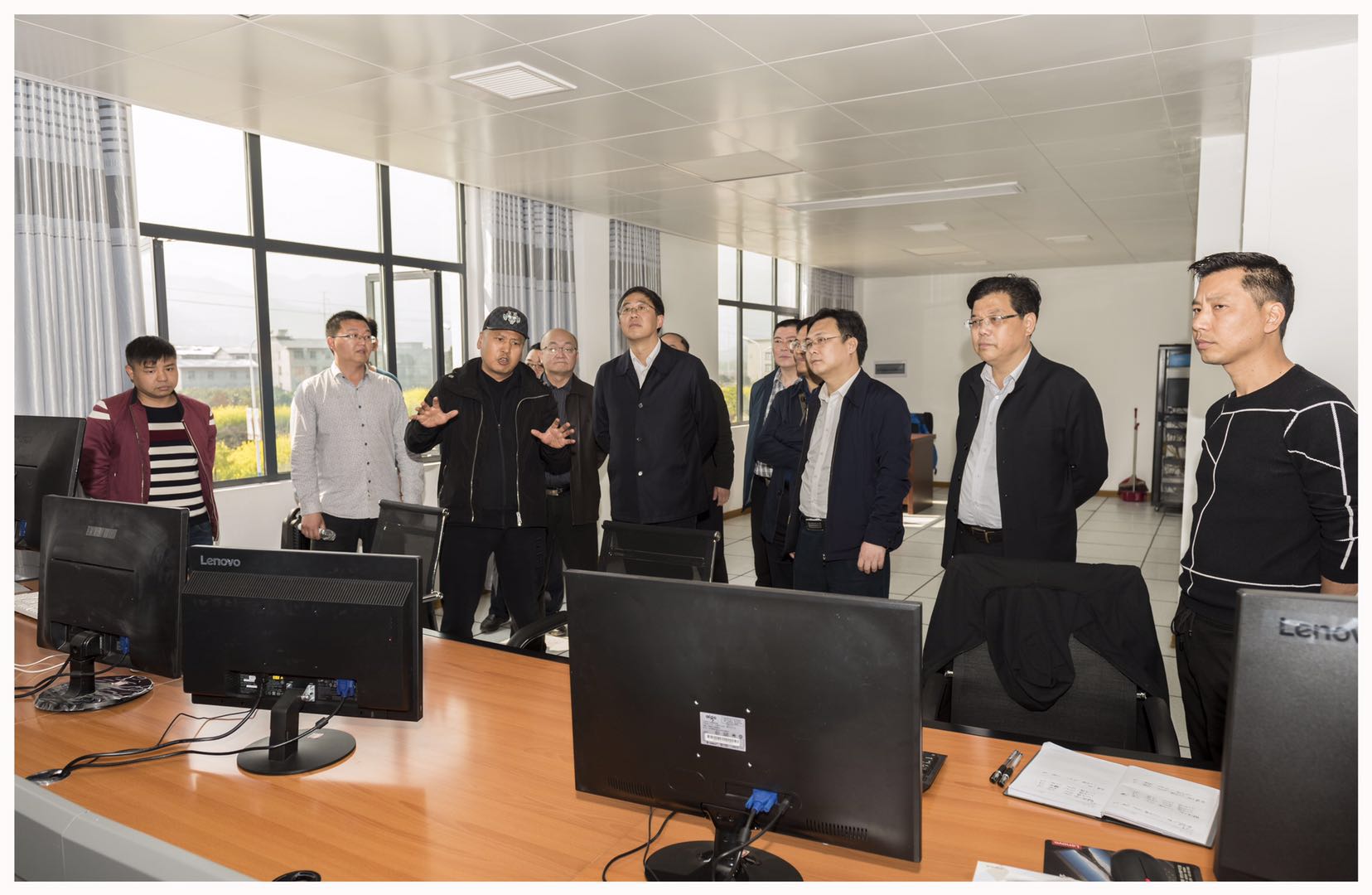 張家界市委、常委常務(wù)副市長(zhǎng)羅智斌一行來(lái)我公司調(diào)研指導(dǎo)工作